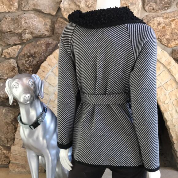 Double Zero Black White Sherpa Collar Tie Front Sweater Women's Size Small - Picture 7 of 11